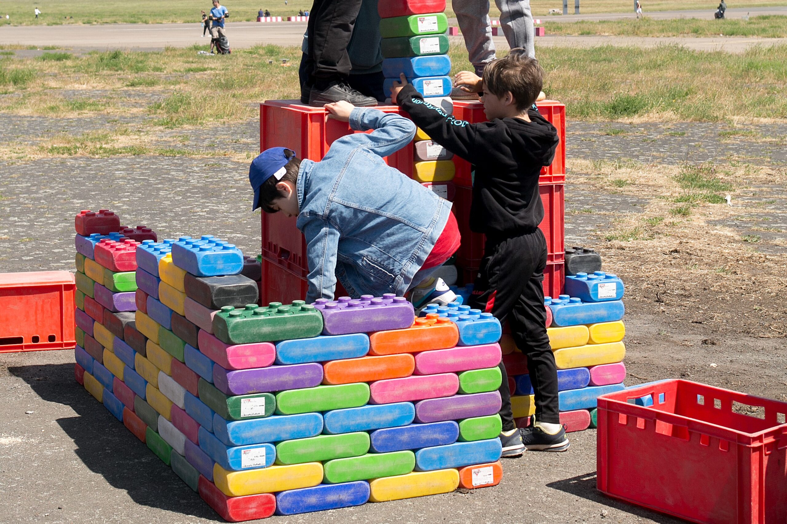 Kinder bauen mit großen bunten Noppensteinen,