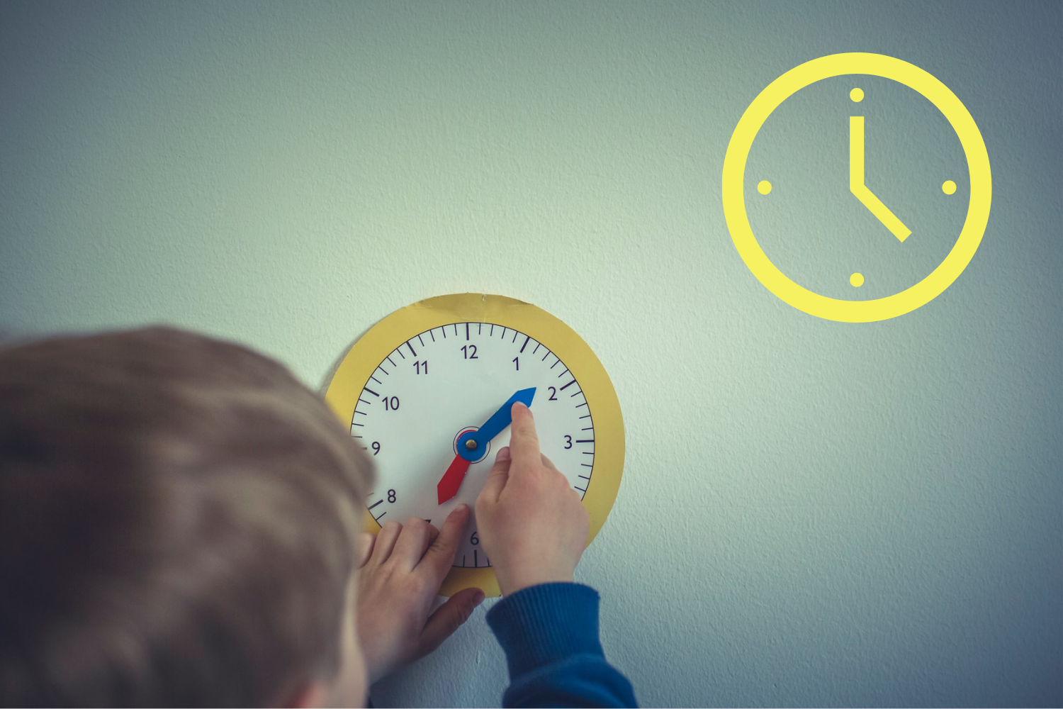 Kind dreht an Zeiger einer Papieruhr, Uhr-Icon für Themenmodul Zeit und Rhythmisierung