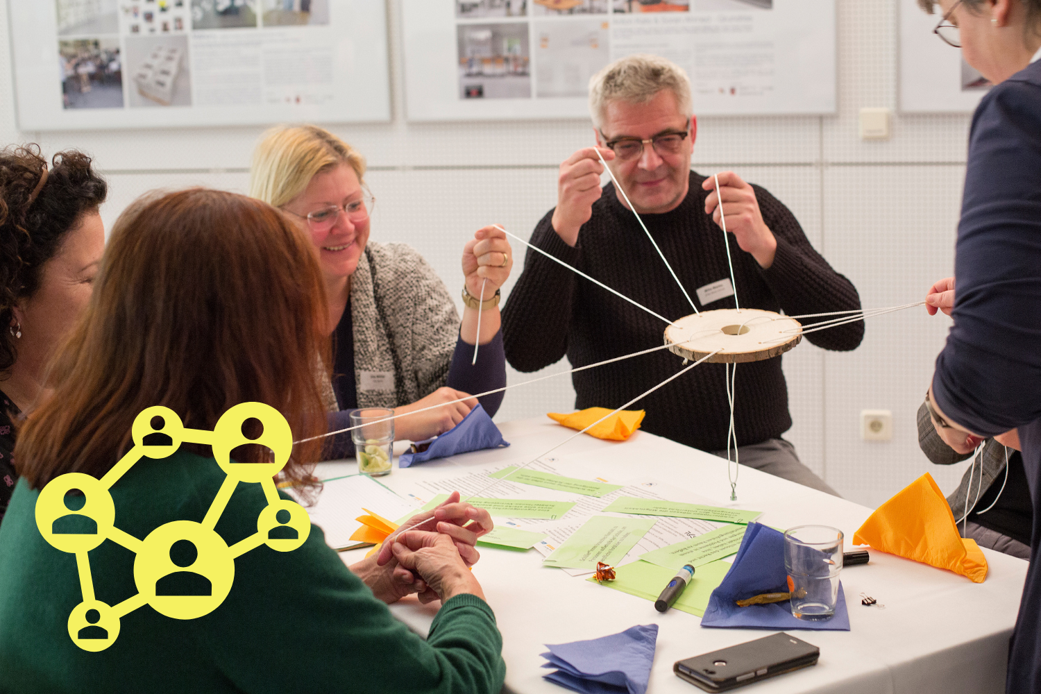 Pädagogische Fachkräfte bei einer Teamübung