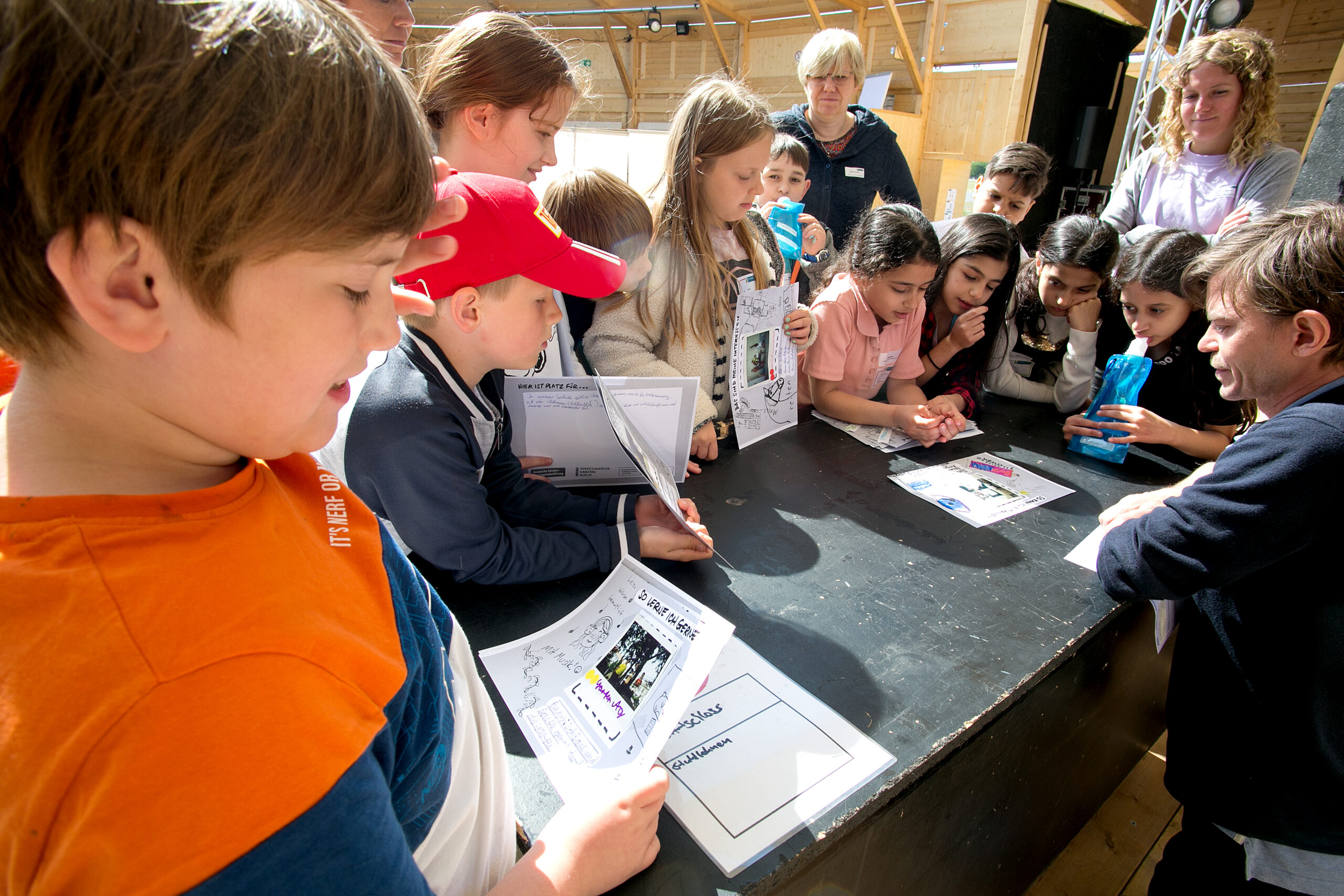 Kinder nehmen am Workshop teil