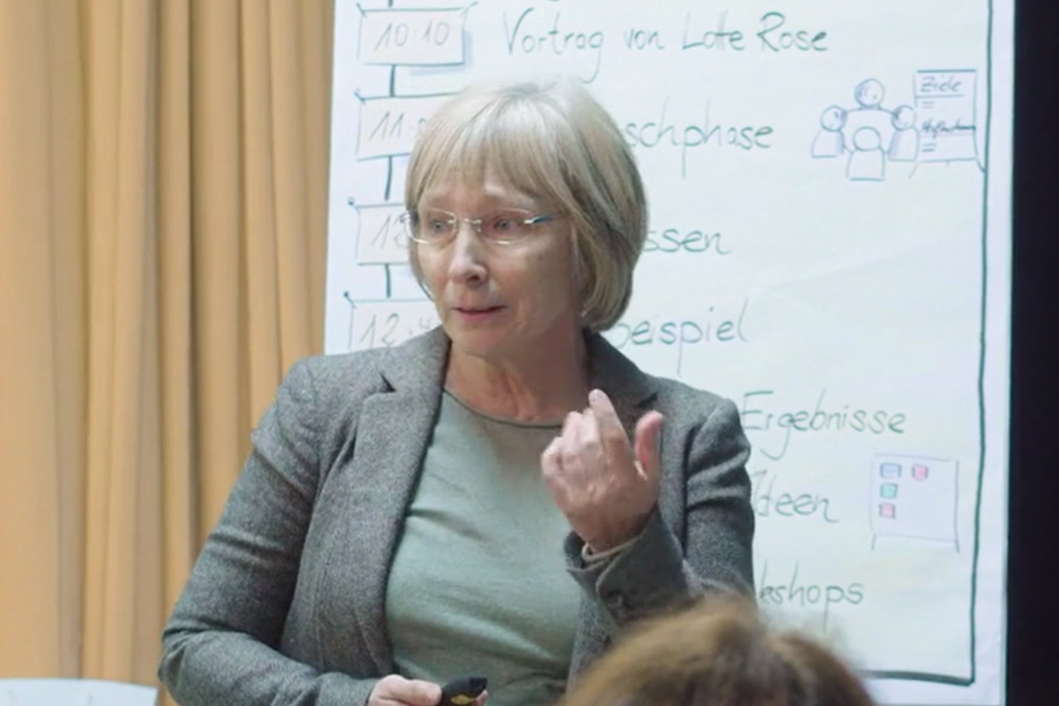 Professorin beim Vortrag